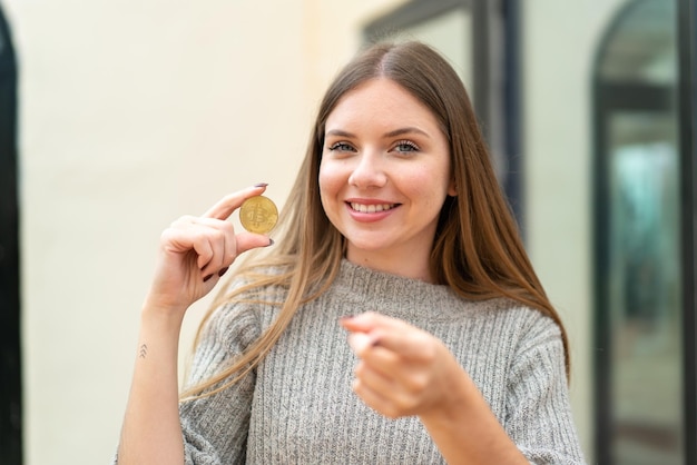 Jonge blonde vrouw over geïsoleerde achtergrond