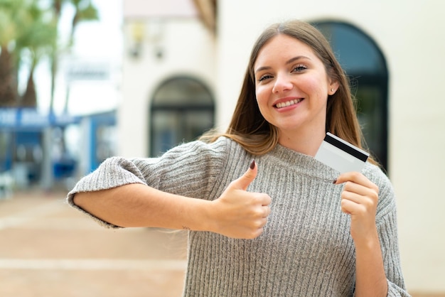 Jonge blonde vrouw over geïsoleerde achtergrond