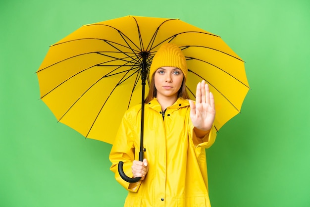 Jonge blonde vrouw over geïsoleerde achtergrond