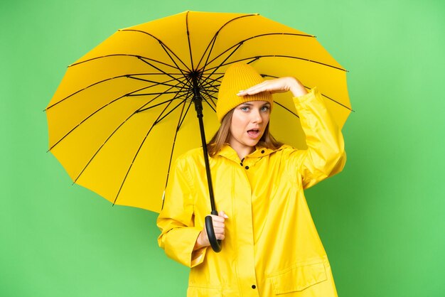 Jonge blonde vrouw over geïsoleerde achtergrond