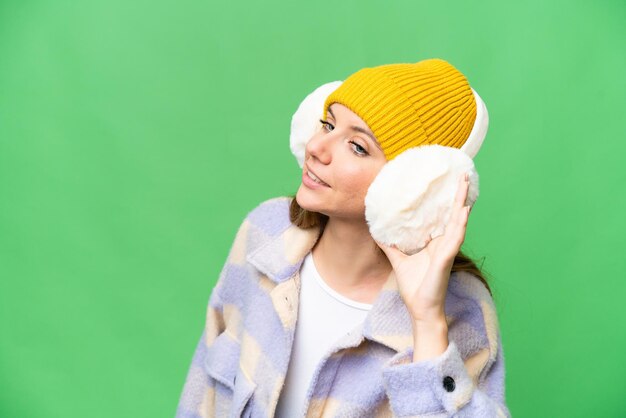 Jonge blonde vrouw over geïsoleerde achtergrond