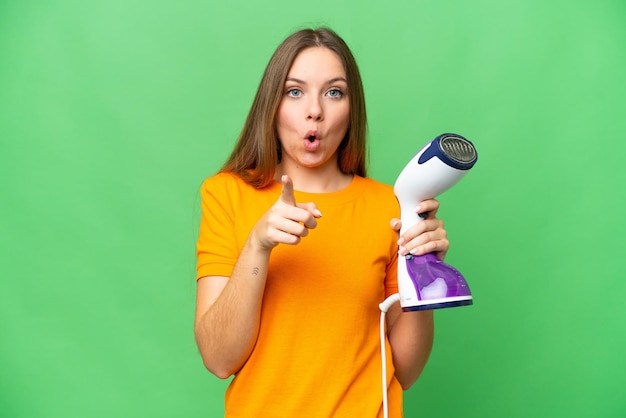 Jonge blonde vrouw over geïsoleerde achtergrond