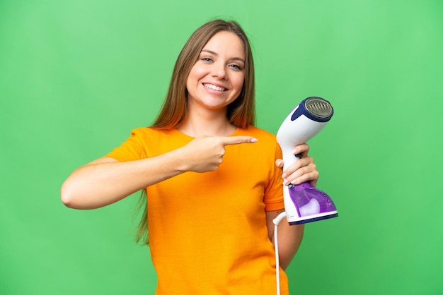 Jonge blonde vrouw over geïsoleerde achtergrond