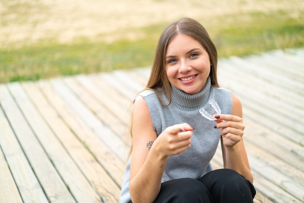 Jonge blonde vrouw over geïsoleerde achtergrond