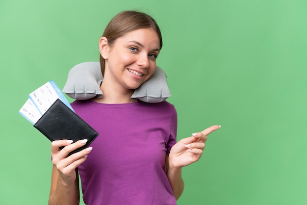 Jonge blonde vrouw over geïsoleerde achtergrond