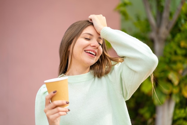 Jonge blonde vrouw over geïsoleerde achtergrond