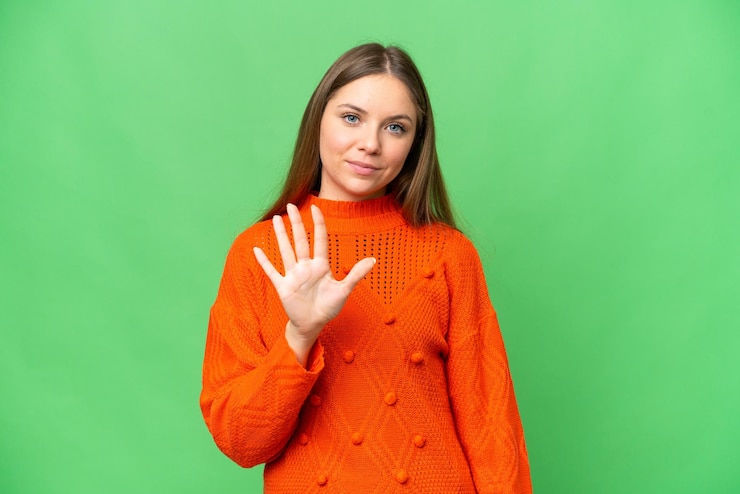 Foto jonge blonde vrouw over geïsoleerde chroma sleutel achtergrond tellen vijf met vingers