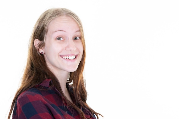Jonge blonde vrouw portret glimlachend en gelukkig kijkt zijprofiel in de camera opzij kopieerruimte