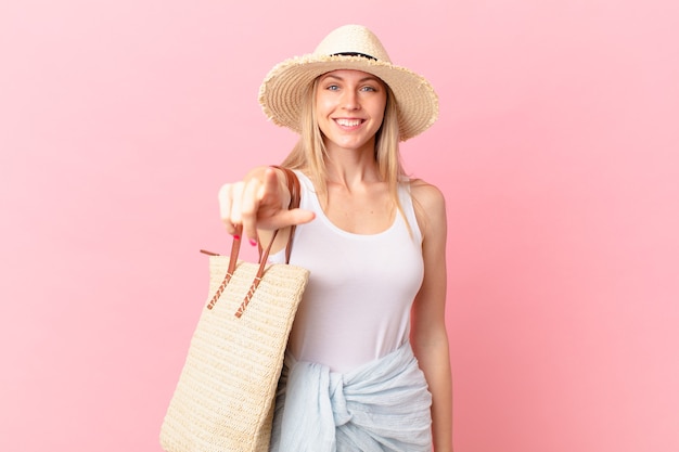 Jonge blonde vrouw wijzend op de camera die jou kiest