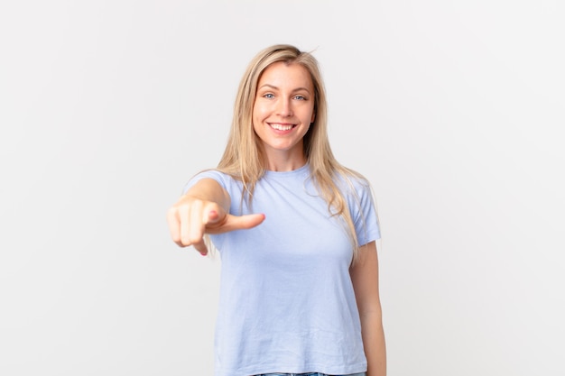 Jonge blonde vrouw wijzend op de camera die jou kiest