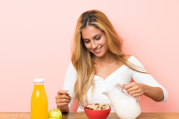 Jonge blondevrouw die ontbijtmelk hebben