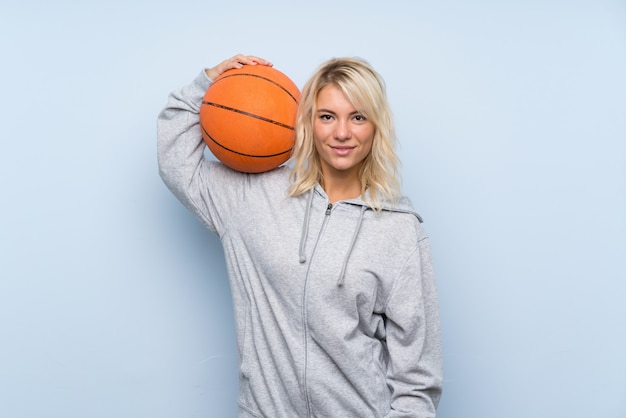 Jonge blondevrouw met bal van basketbal