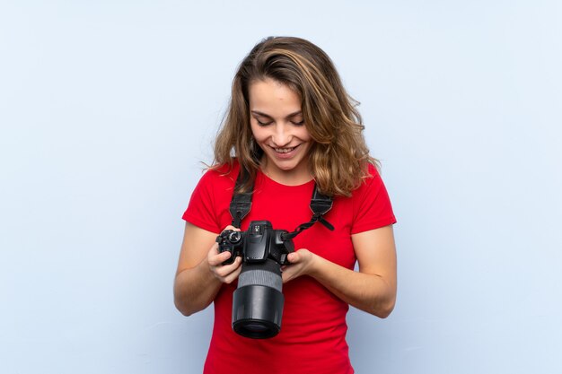 Jonge blondevrouw met een professionele camera