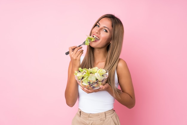 Jonge blondevrouw met salade