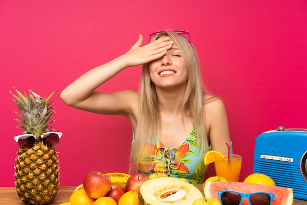 Jonge blondevrouw met veel fruit