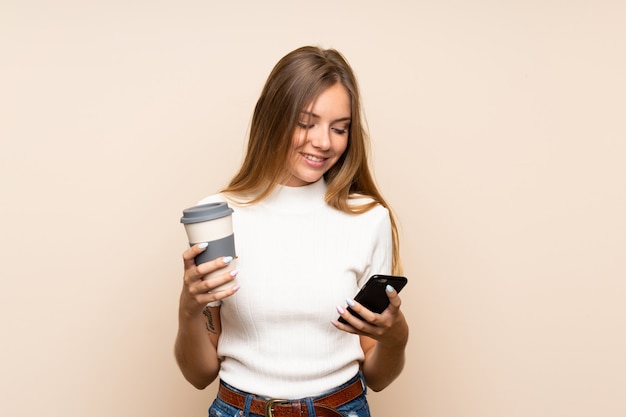 Jonge blondevrouw over geïsoleerde weg te halen achtergrondkoffie en mobiel