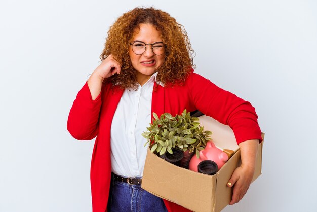 Jonge bochtige vrouw verhuizen naar een nieuw huis geïsoleerd op een witte achtergrond die oren bedekt met handen.