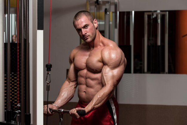 Jonge bodybuilder doet zware oefening voor biceps