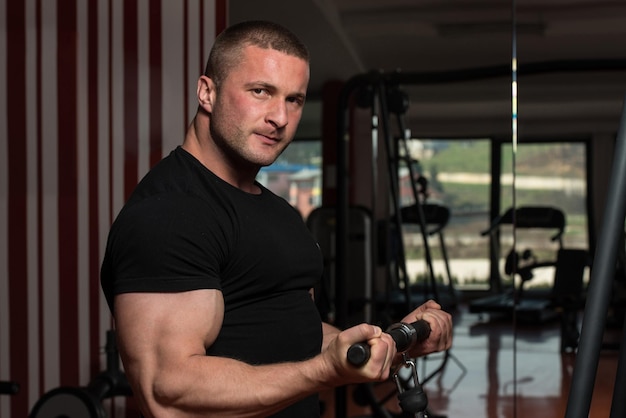 Jonge bodybuilder doet zware oefening voor biceps