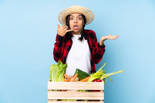Jonge boer Vrouw met verse groenten in een houten mandje