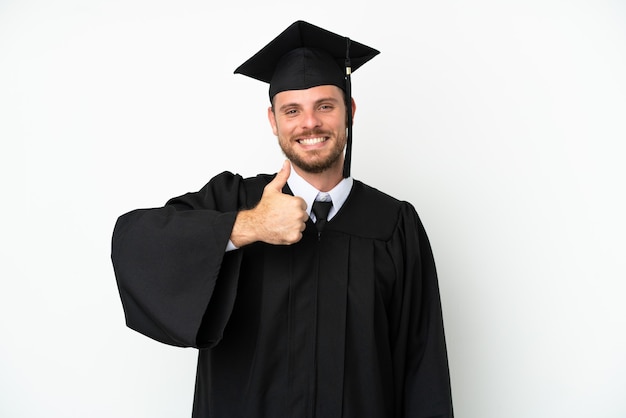 Jonge Braziliaanse afgestudeerde universiteit geïsoleerd op een witte achtergrond met een duim omhoog gebaar