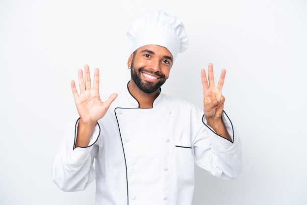 Jonge Braziliaanse chef-kok man geïsoleerd op een witte achtergrond die acht met vingers telt