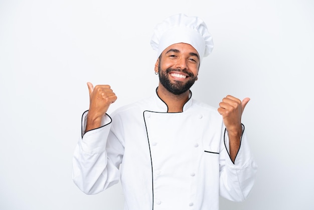 Jonge Braziliaanse chef-kok man geïsoleerd op een witte achtergrond met thumbs up gebaar en lachend