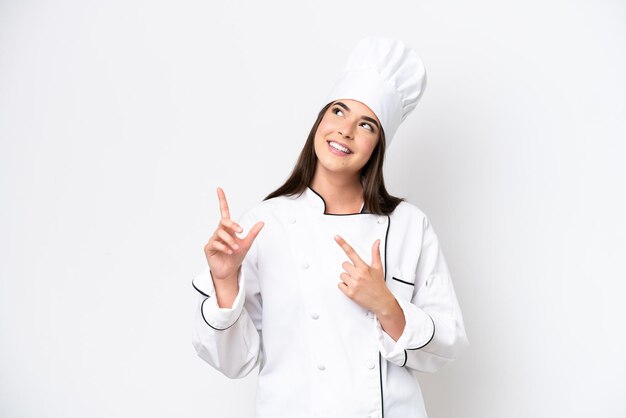 Jonge Braziliaanse chef-kokvrouw die op witte achtergrond wordt geïsoleerd die met de wijsvinger een geweldig idee wijst