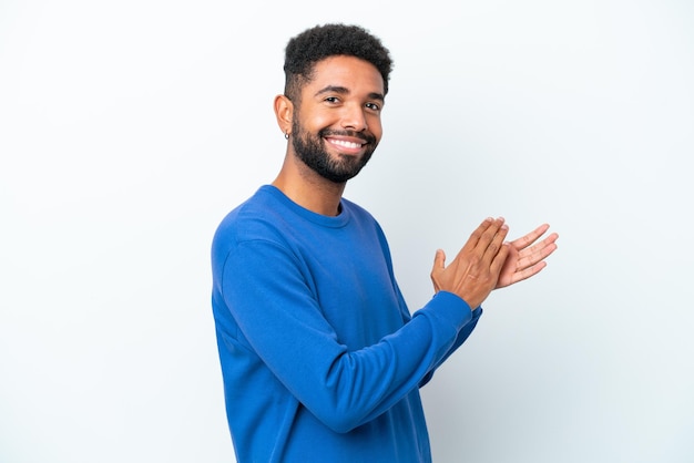 Jonge Braziliaanse man geïsoleerd op een witte achtergrond applaudisseren