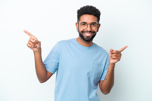 Jonge Braziliaanse man geïsoleerd op een witte achtergrond wijzende vinger naar de laterals en happy