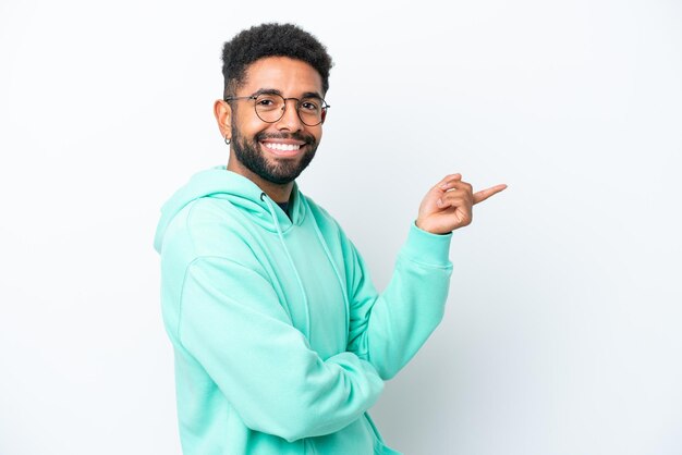 Jonge Braziliaanse man geïsoleerd op een witte achtergrond wijzende vinger naar de zijkant