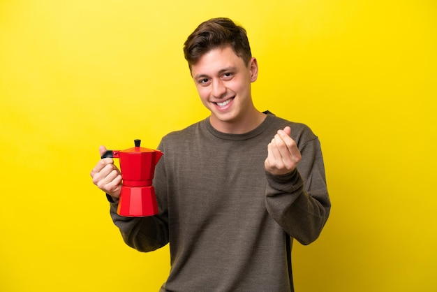 Jonge Braziliaanse man met koffiepot geïsoleerd op gele achtergrond geld gebaar maken