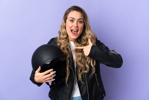 Jonge Braziliaanse vrouw die een geïsoleerde motorhelm houdt