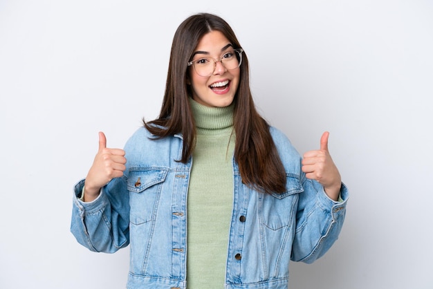 Jonge braziliaanse vrouw geïsoleerd op een witte achtergrond met een duim omhoog gebaar