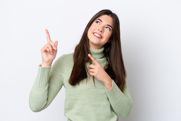 Jonge Braziliaanse vrouw geïsoleerd op een witte achtergrond wijzend met de wijsvinger een geweldig idee