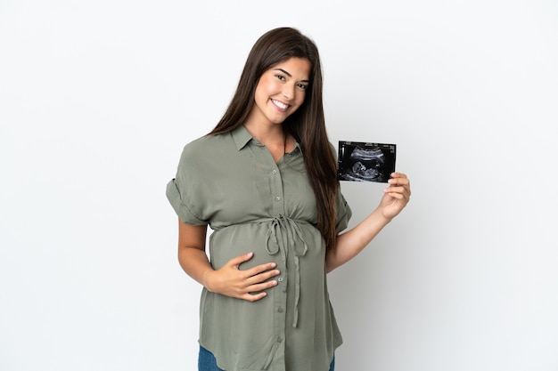 Jonge Braziliaanse vrouw geïsoleerd op een witte achtergrond zwanger en met een echografie