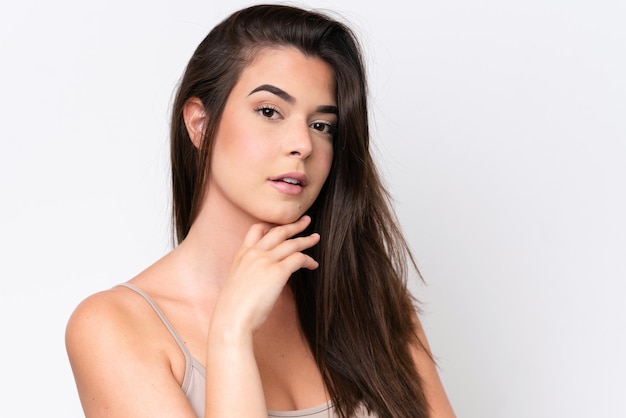 Jonge Braziliaanse vrouw geïsoleerd op witte achtergrond Portret