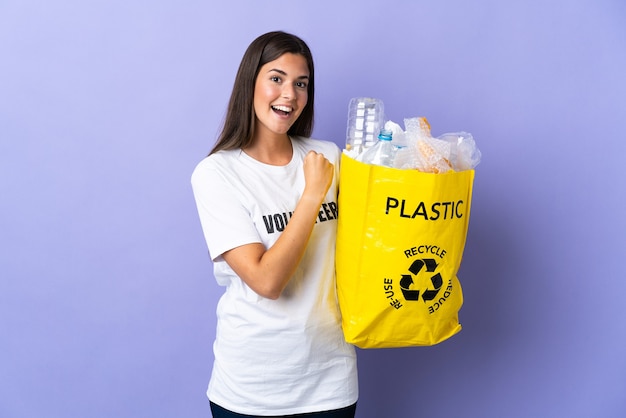 Jonge Braziliaanse vrouw met een zak vol plastic flessen