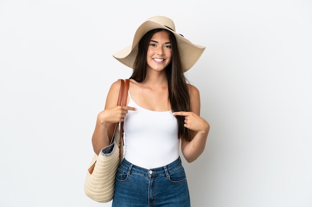 Jonge Braziliaanse vrouw met Pamela met een strandtas geïsoleerd op een witte achtergrond met verrassing gezichtsuitdrukking