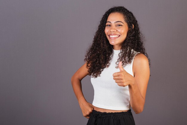 Jonge Braziliaanse zwarte vrouw houdt van goedkeuring van teken