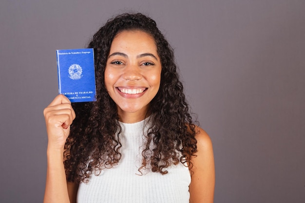 Jonge Braziliaanse zwarte vrouw met werkportemonnee CLT werk- en socialezekerheidskaart