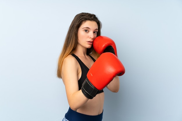 Jonge brunette meid met bokshandschoenen