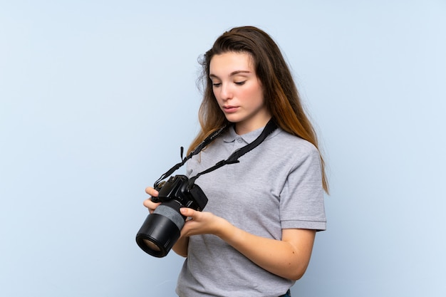 Jonge brunette meid met een professionele camera