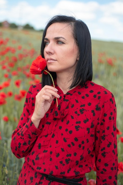 Jonge brunette mooie vrouw genieten van de lentebloemen