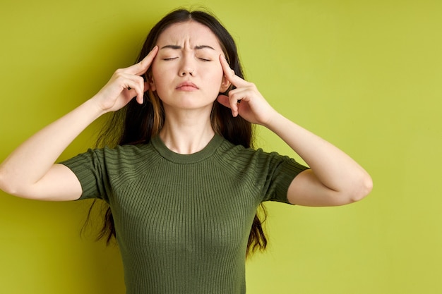 Jonge brunette vrouw denken met gesloten ogen, geconcentreerd op gedachten. Het concept van perceptie en reflectie