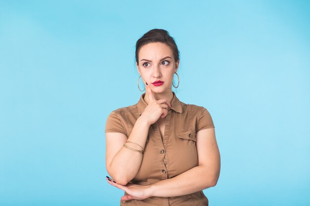 Jonge brunette vrouw in een bruine jurk