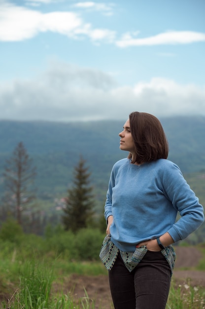 Jonge brunette vrouw kijken naar uitzicht op de Karpaten in Oekraïne