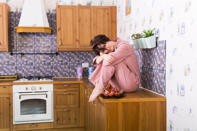 Jonge brunette vrouw thuis ontspannen