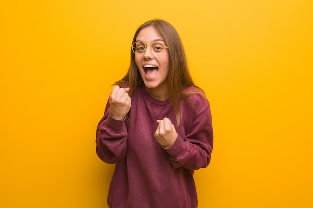 Jonge casual vrouw die zich niet overgeeft