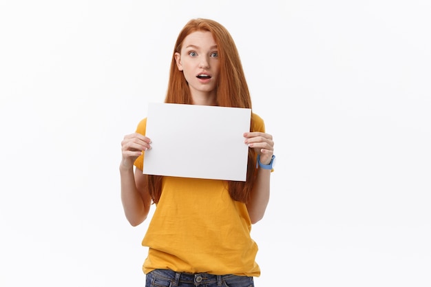 Jonge casual vrouw stijl geïsoleerd op witte achtergrond houden teken kaart